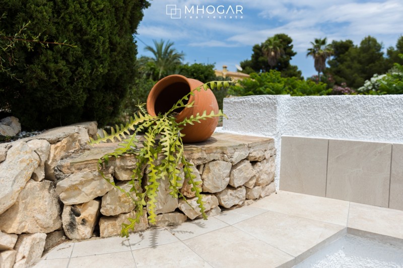 Venta - Oportunidad de inversión, Villa mediterránea frente a Cala Baladrar con apartamentos independientes y local comercial, Benissa, Costa Blanca!